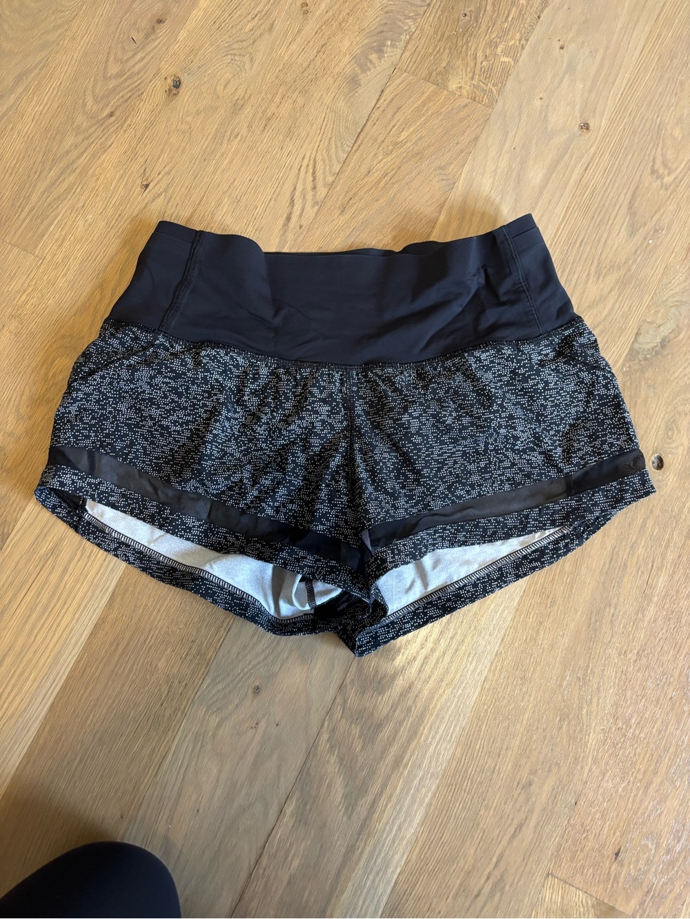 Lululemon Pace Perfect Short 3” Soundwave White Black Lined Gym Run Size 6